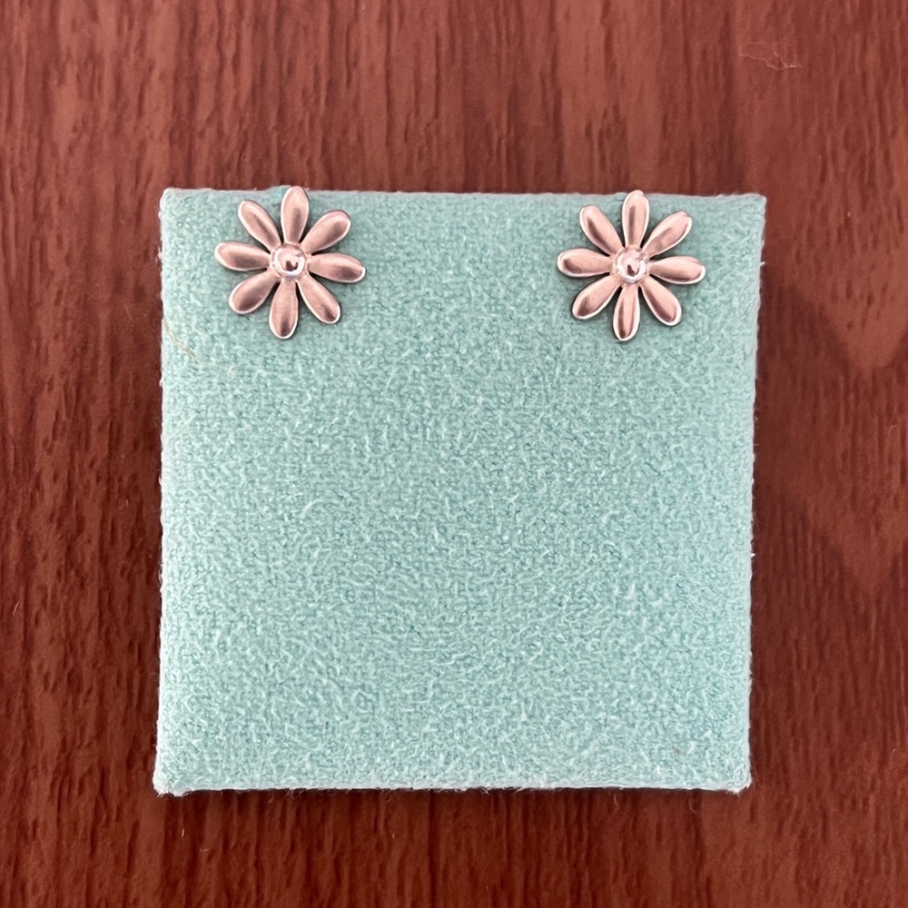 Matte daisy earrings‎